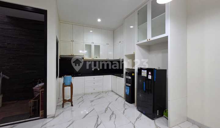 Disewakan Rumah Bagus Besar di Puri Anjasmoro Semarang 2