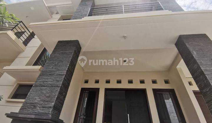 Rumah 2 lantai bagus baru tengah kota Semarang
