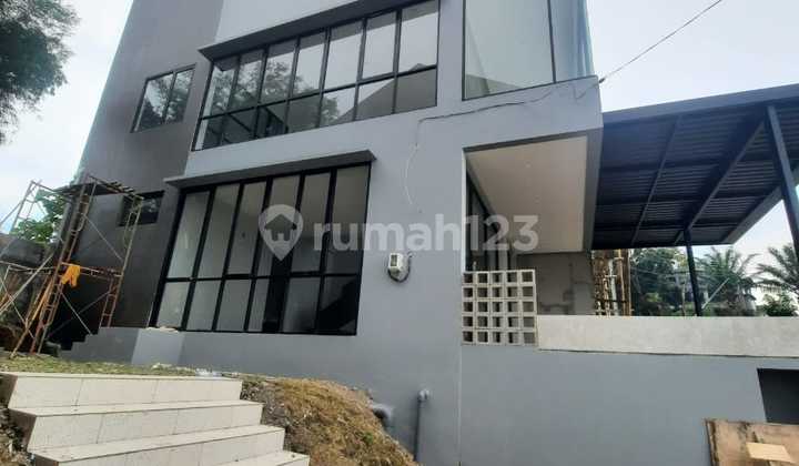 For rent, a new 3-story commercial space in Papandayan, Semarang. 2