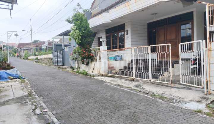 For Sale Strategic House in Banyumanik Semarang
