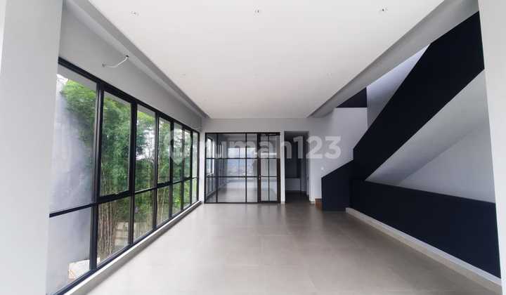 For rent, a new 3-story commercial space in Papandayan, Semarang. 1