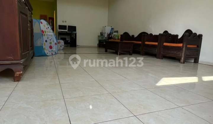 For sale: Large 2-story house, move-in ready, located in Tembalang residential complex. 2