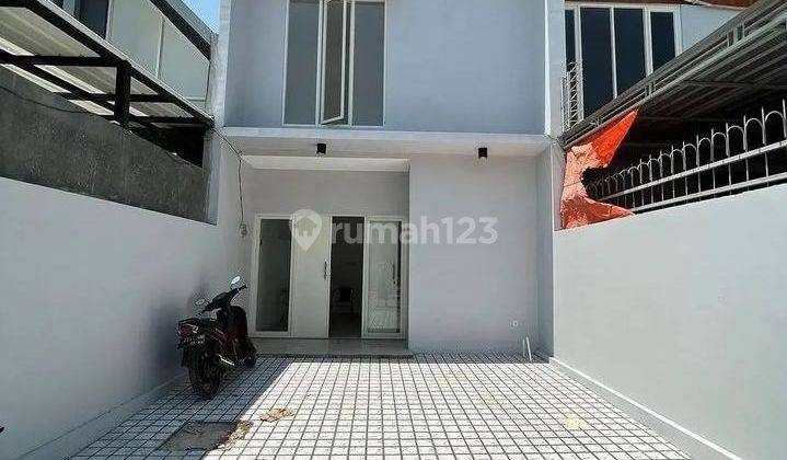 Rumah baru 2 lantai siap huni, dekat jalan raya dan upn rungkut 1