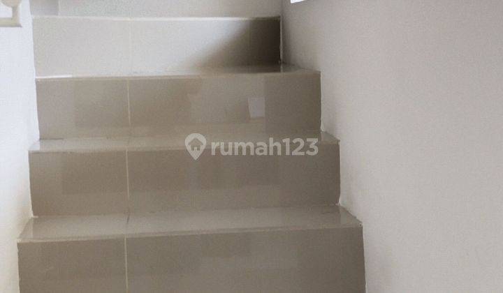 Rumah baru 2 lantai siap huni, dekat raya kedung cowek 2