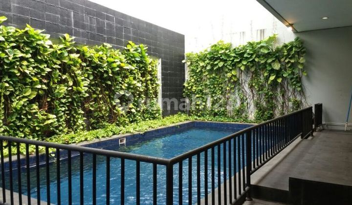 Metro Alam Quiet Area in Front of the Park