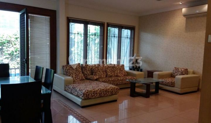 Metro Alam Daerah Tenang Depan Taman