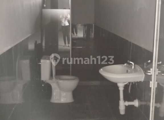 DISEWAKAN GUDANG BARU BANGUN SIAP PAKAI DEPAN JALAN RAYA LEGOK 