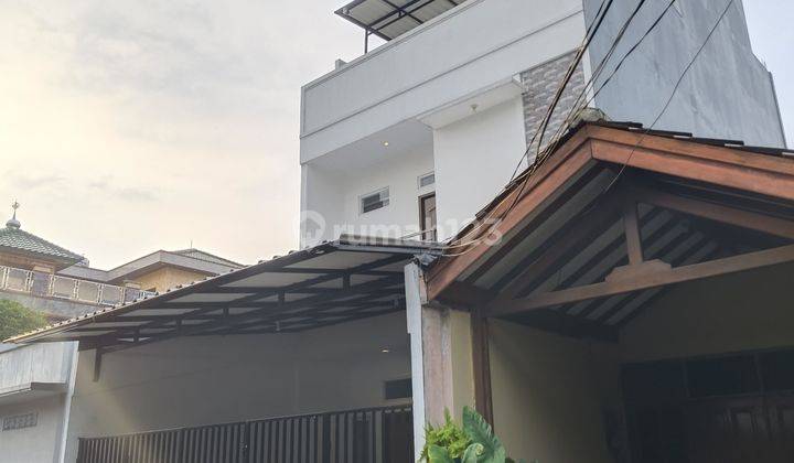 DI  RUMAH GRIYALOKA SEKTOR.1 BSD 2