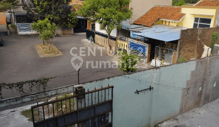 Business Space In Developing Area Pramuka Street 2