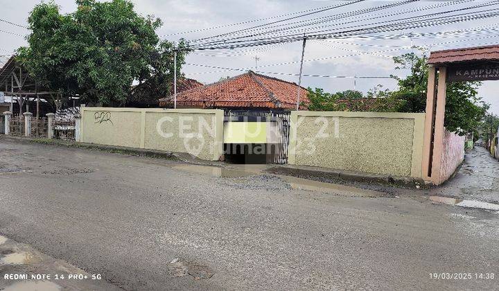Rumah Di Lokasi Padat Penduduk Karang Sembung 1