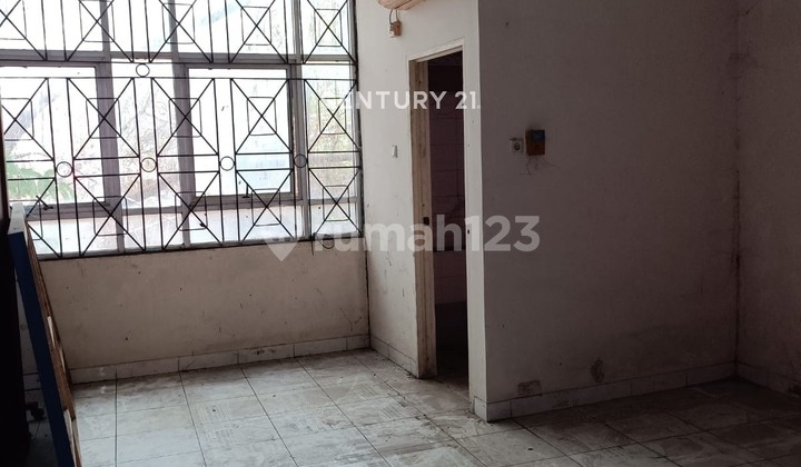 4-story shop house on Panjunan Street, Lemahwungkuk, Cirebon 4-story shop house on Panjunan Street, Lemahwungkuk, Cirebon