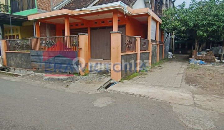 Two-Story House on Jalan Raya Bunut Wetan with Good Condition SHM 2
