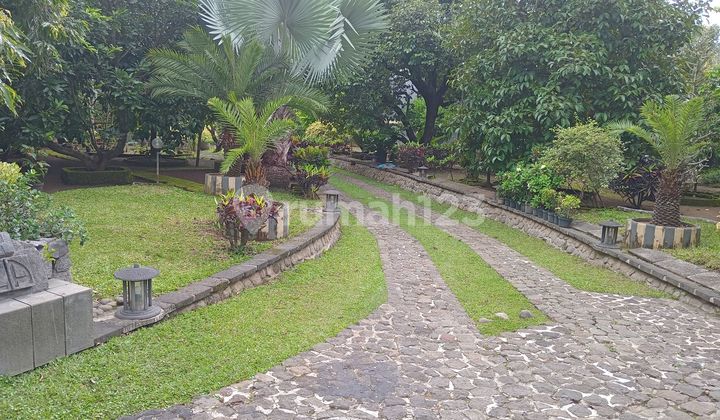 Villa megah dua lantai di tengah kota lokasi strategis Villa megah dua lantai di tengah kota lokasi strategis