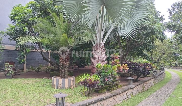 Villa megah dua lantai di tengah kota lokasi strategis 