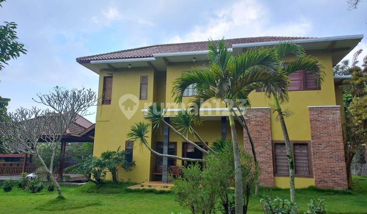 Freehold villa house on Melati Street in good condition.