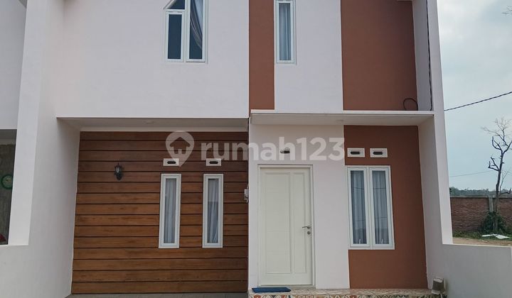 A new two-story house with a villa ambiance. A new two-story house with a villa ambiance.