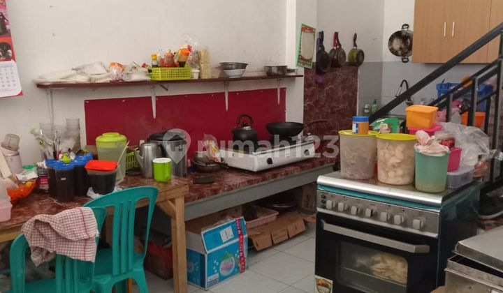 Two-story shophouse in good condition, corner position. 2