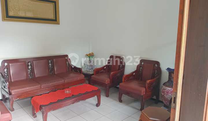 Rumah Mewah Dua Lantai di Tengah Kota dengan Sisa Tanah Luas Banget 2
