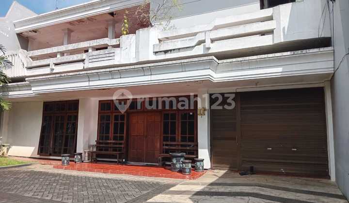 Rumah Mewah Dua Lantai di Tengah Kota dengan Sisa Tanah Luas Banget