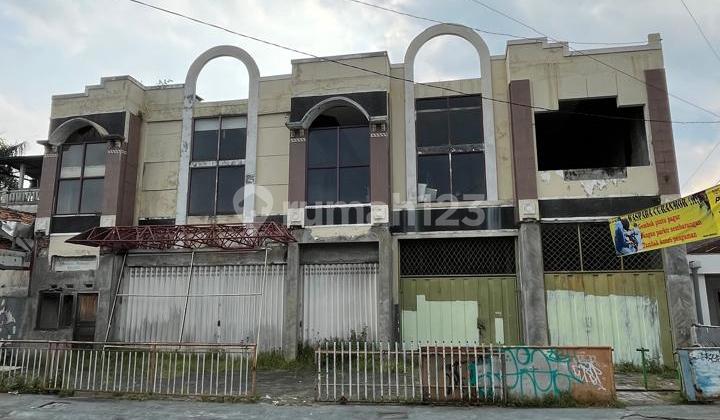 Ruang-usaha Di Nol Jalan Raya Mertojoyo, Bekas Swalayan