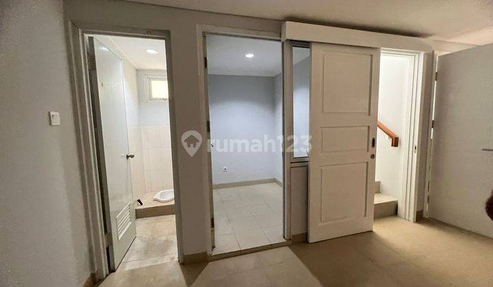 Rumah 3 Lantai Sudah Renovasi di Elista Village, Tangerang 2