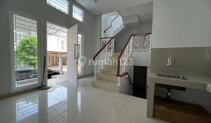 Rumah 3 Lantai Sudah Renovasi di Elista Village, Tangerang 5