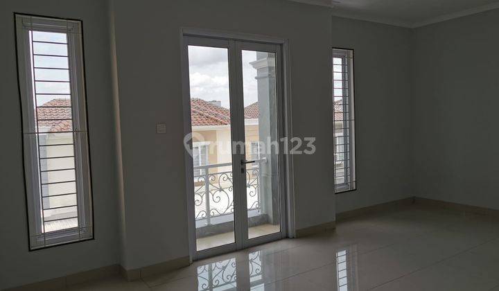 Rumah 3 Lantai Sudah Renovasi di Elista Village, Tangerang 8