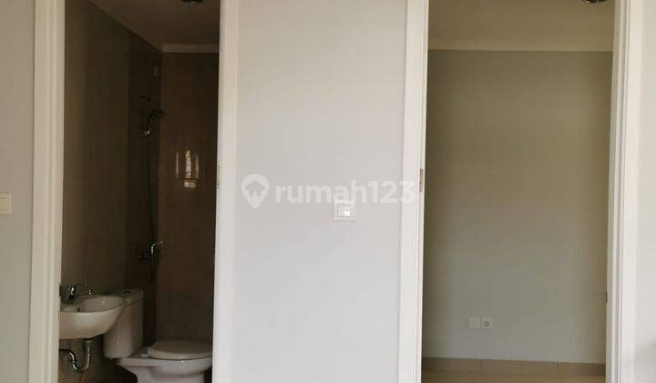 Rumah 3 Lantai Sudah Renovasi di Elista Village, Tangerang 9