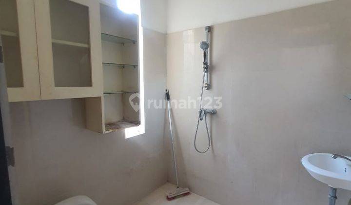Rumah Cantik Lantai 2 Di pusat Kota semi furnish siap huni 8