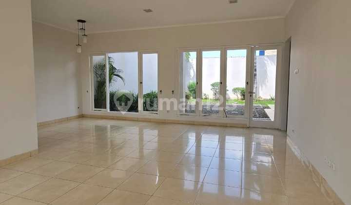 Disewa Rumah Menarik Dengan Taman Dibelakang Yang Luas di Cluster Terdepan Harapan Indah Bekasi 2