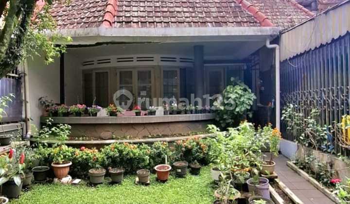 Rumah Tua Terawat di Area Ramai Ciliwung Riau Cihapit Bandung