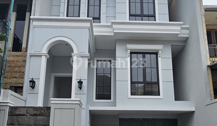 Rumah American Style Graha Family Surbaya Barat