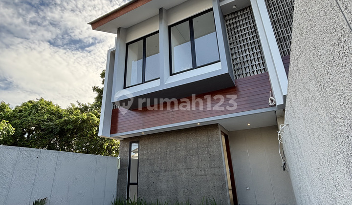 Rumah Mewah Modern Tropis 4 Kamar Tidur Siap Huni Dalung Dekat Kerobokan dan Canggu