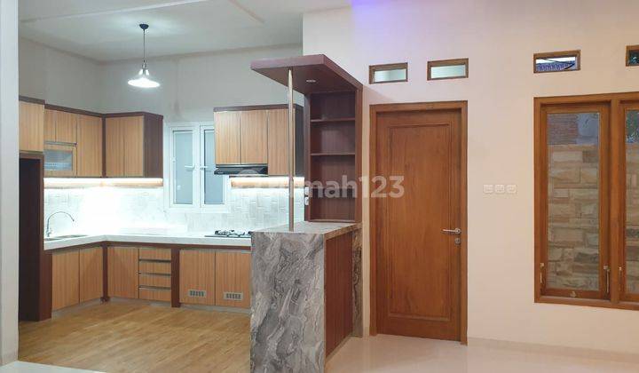 Rumah Hook 2 Lantai Di Sumber Banjarsari Solo