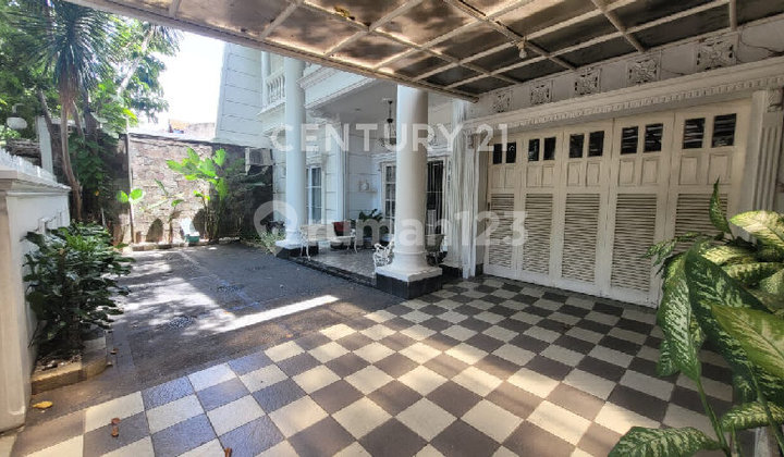 Rumah Klasik Terawat Bebas Banjir Jalan Lebar Akses Mudah