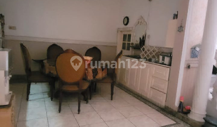 Rumah Klasik Terawat Bebas Banjir Jalan Lebar Akses Mudah 2