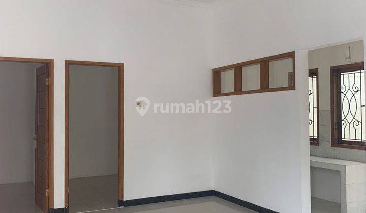 Disewakan Rumah Bagus Baru Renov Fasilitas Area Lengkap di Araya 3