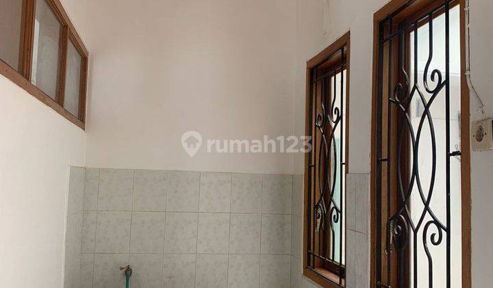 Disewakan Rumah Bagus Baru Renov Fasilitas Area Lengkap di Araya 5