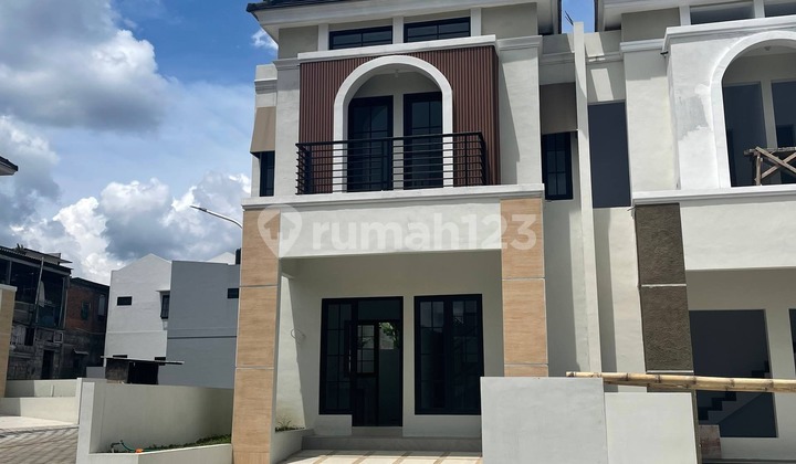 Modern Villa-Style 2-Story House Near Jatim Park 3 and Bns in Junrejo, Batu City Modern Villa-Style 2-Story House Near Jatim Park 3 and Bns in Junrejo, Batu City