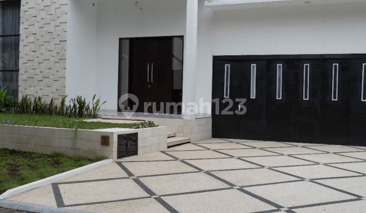 FOR SALE MODERN MINIMALIST HOUSE FULLY FURNISHED IN RIVERSIDE MALANG 2
