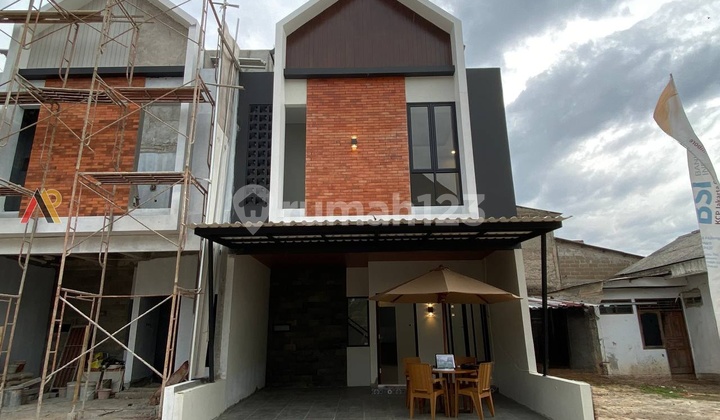 Rumah 2,5 Lantai Ready 5 Menit ke LRT Cibubur Ciracas Jakarta Timur