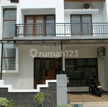 Rumah 2 Lantai di Emerald Town House Sektor 9 1