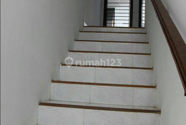 Rumah 2 Lantai di Emerald Town House Sektor 9 2