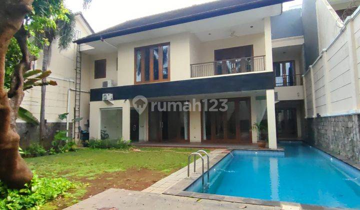 Rumah Ada Kolam Renang di Kemang Jakarta Selatan  2