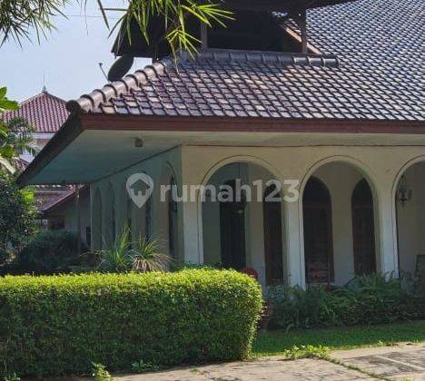 Rumah di Lebak Bulus, Luas Besar Dengan Pool di Jakarta Selatan 1