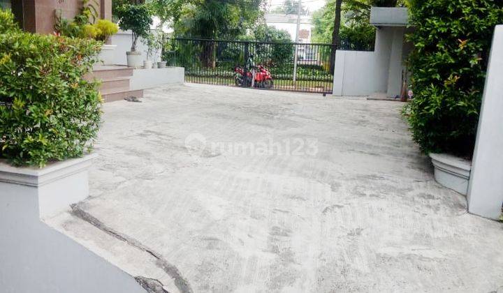 Gedung Strategis dan Hoek di Cikini, Jakarta Pusat 2