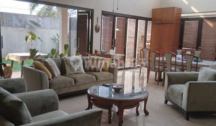 Rumah di cluster Bintaro Sektor 2, halaman luas dan siap huni  2