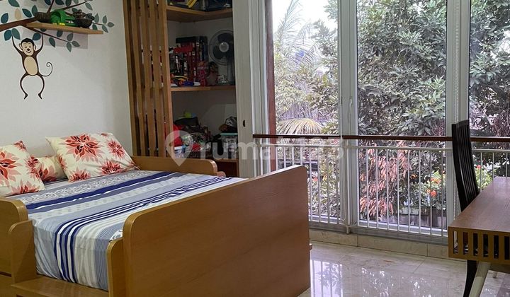 Rumah dengan pool dan halaman luas di kawasan Berlian, Cilandak Barat