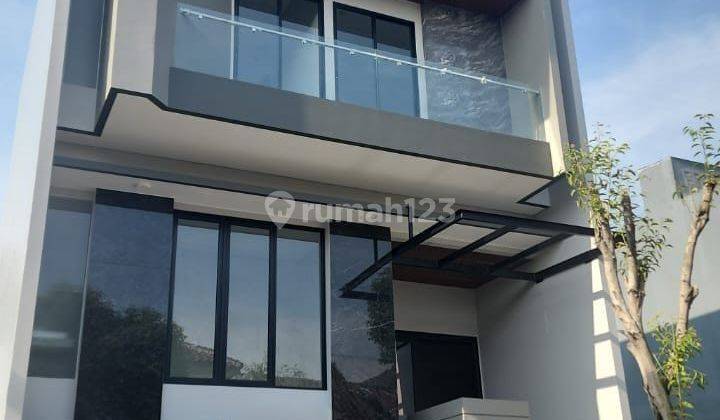 Dijual Rumah 3 Lantai Citraland Utama Dekat Pakuwon 1