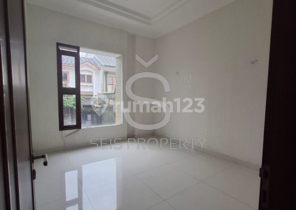 FOR SALE 3-STORY HOUSE IN SETRADUTA CEMARA, BANDUNG CITY 2